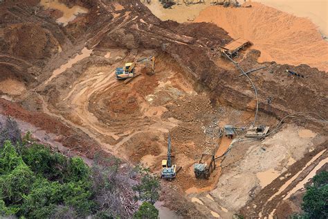 The link between excavators and the increase in illegal gold mining in the Amazon - Greenpeace ...