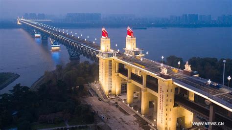 In pics: night view of Nanjing Yangtze River Bridge after renovation (4) - People's Daily Online