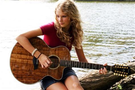 Photographer reveals rare photos of Taylor Swift | Photos of taylor swift, Taylor swift guitar ...