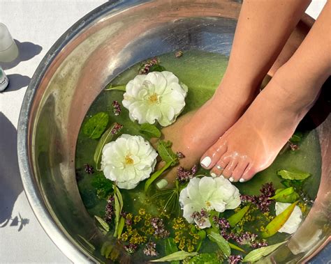 September 2023: Cooling & Detoxifying Foot Soak for Summer Soaked Skin – FABLERUNE