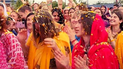 Watch: Foreigners dance & celebrate Phoolon ki Holi in Vrindavan ...