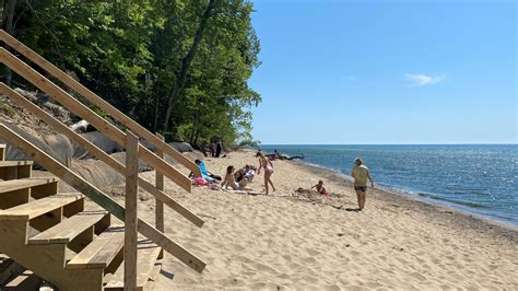 Douglas Beach reopens with new stairway | WOODTV.com