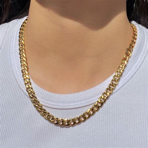 GOLD CURB NECKLACE | Chain necklace outfit, Chains jewelry, Necklace outfit