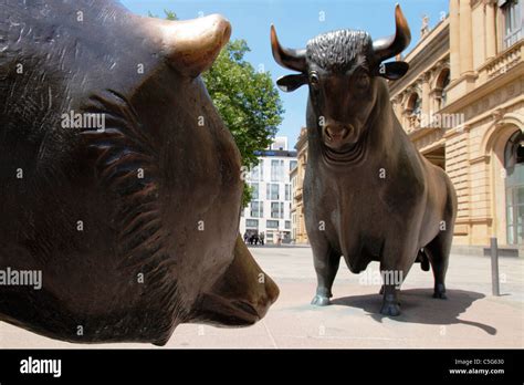 Bull and bear market statues hi-res stock photography and images - Alamy