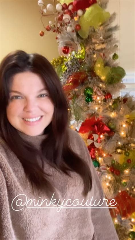 Amy Duggar hides her stomach with a baggy sweater in new video as fans ...