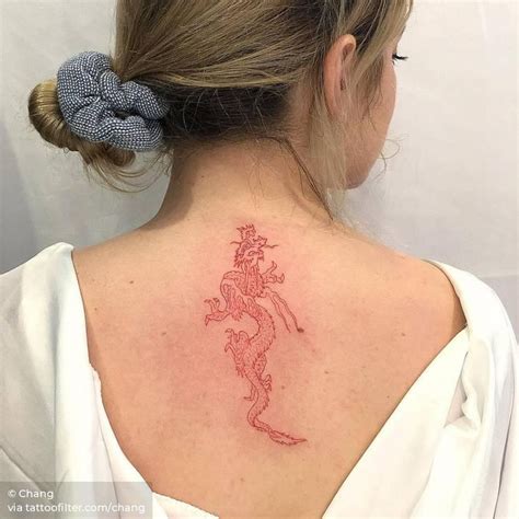 Red dragon tattoo on the upper back. | Tatuaje de dragón, Tatuaje de ...