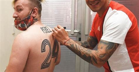 Enzo Pérez le firmó el tatuaje a un fan que se hizo su camiseta :: Olé - ole.com.ar