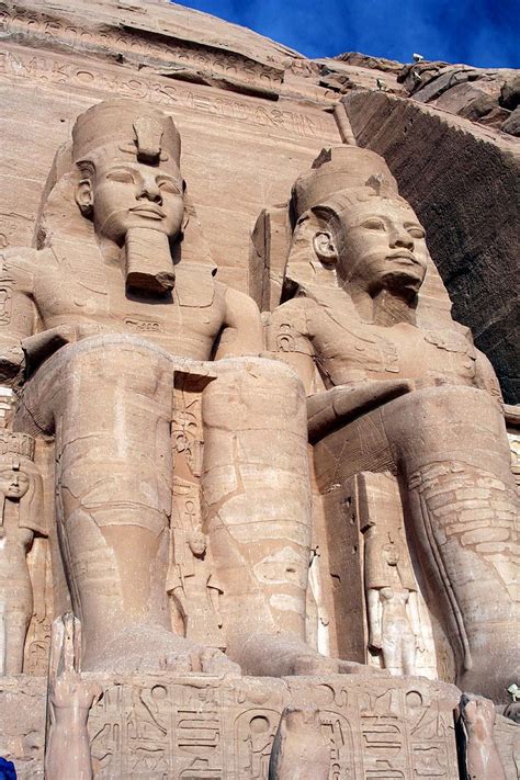 Cuatro estatuas colosales de Ramsés II flanquean la entrada de su templo de Abu Simbel. | Egipto ...