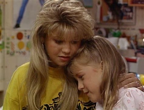 DJ comforts Stephanie | Stephanie tanner, Full house, Jodie sweetin