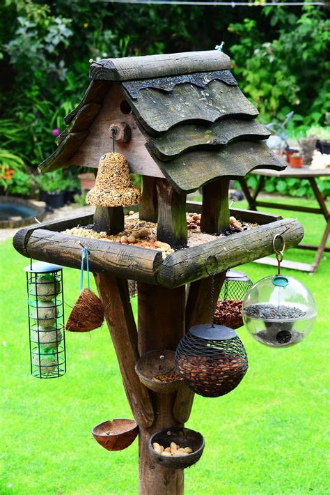 Was für ein wunderschönes #Vogelhaus ! | Garden bird feeders, Bird ...