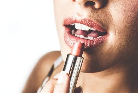 10 Super Moisturizing Lipsticks for Dry Lips You Must Try Today
