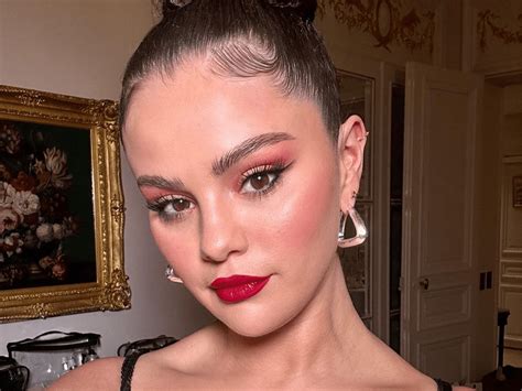 Selena Gomez's Moulin Rouge-Inspired Makeup Is Her Most Dramatic Look Yet