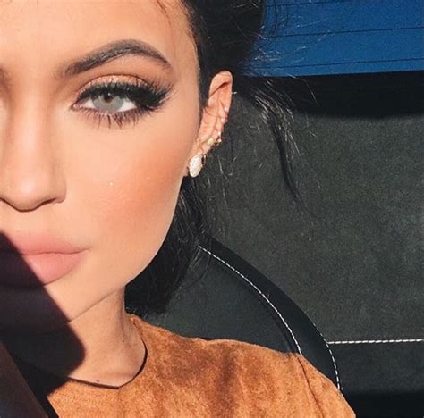 S.Trendz: KYLIE JENNER'S MASCARA TRICK IS KIND OF WEIRD BUT KIND OF AMAZING