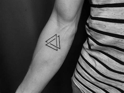 Petit tatouage homme : 50+ idées et motifs à ne pas rater | Tatouage géométrique, Petit tatouage ...