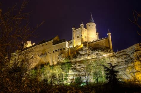 Premium Photo | Segovia alcazar castle at night. ancient royal palace in segovia spain.