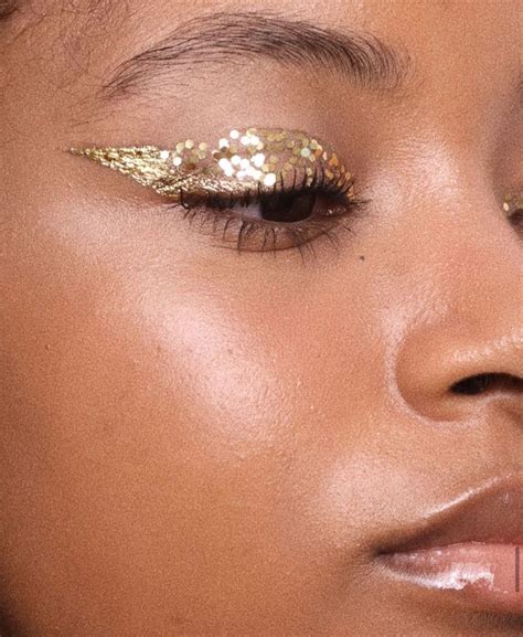 Gold cat eye makeup look by Nathalie Billio | Maquiagem carnaval ...