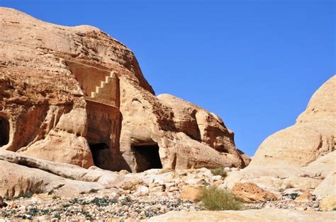 Petra tombs near the entrance – Bucket Tripper