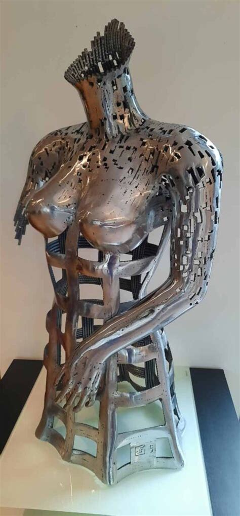 Metal sculptures of the feminine figure in sensuality - Trendy Art Ideas