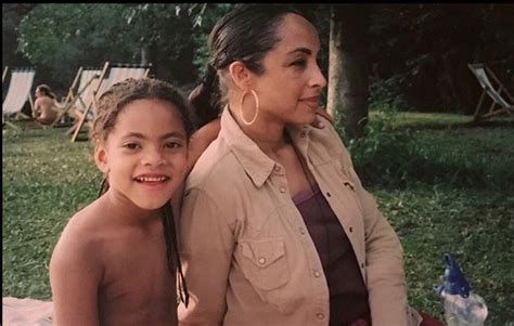 Sade Adu Nigerian English singer and actress.💋💄 and her daughter ila ...