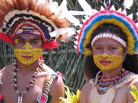 Living and Travel in Papua New Guinea – Two Different Girls