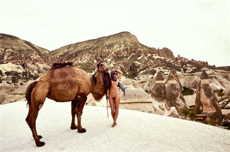 Naaktmodel Marisa Papen riskeert 7 jaar cel na fotoshoot in Turkije ...