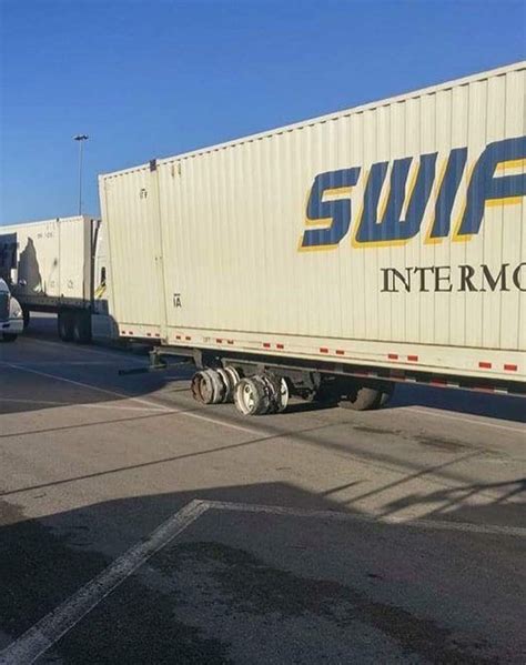 16 Swift Trucking Fails to Grind Your Gears - Facepalm Gallery | eBaum's World