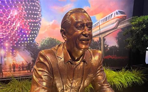 FIRST LOOK: Walt the Dreamer Statue on Display at D23 Expo Ahead of ...