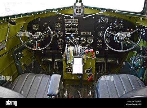 Vintage plane cockpit dials hi-res stock photography and images - Alamy