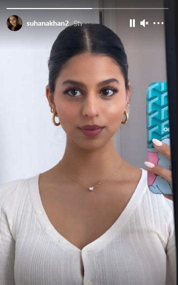 Suhana Khan Slays Her Makeup Selfie With Mauve Lipstick And A Sleek Bun ...