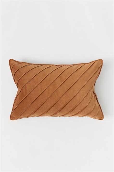 Cotton velvet cushion cover - Light brown - Home All | H&M GB | Kuddfodral, Kuddar, Ljusbrun