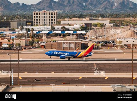 a Southwest Airlines Boeing 737-700 lands at Phoenix Sky Harbor Airport, AZ Stock Photo - Alamy