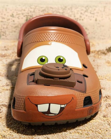 Así son las nuevas Crocs inspiradas en el divertido personaje Mate de “Cars” – PuroDiseño