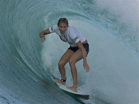 Champion Surfer Stephanie Gilmore Attacked, Vows to Surf Again - CBS News