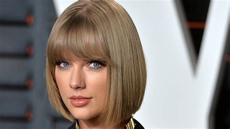 Taylor Swift Goes Makeup-Free with New Curly Hair | StyleCaster