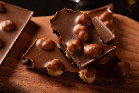 Milk chocolate with nuts - Creative Commons Bilder