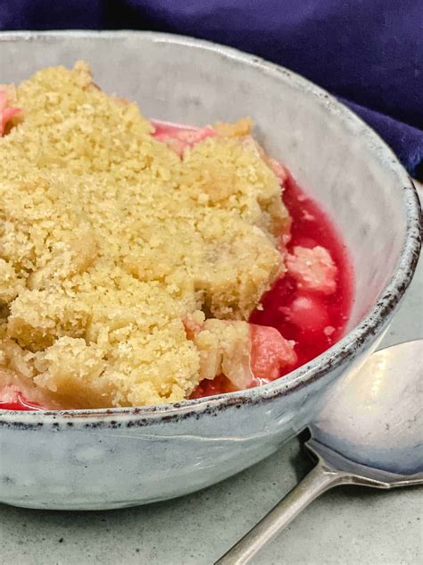 Vegan rhubarb crumble recipe - Splash of Taste - Vegetarian Recipes