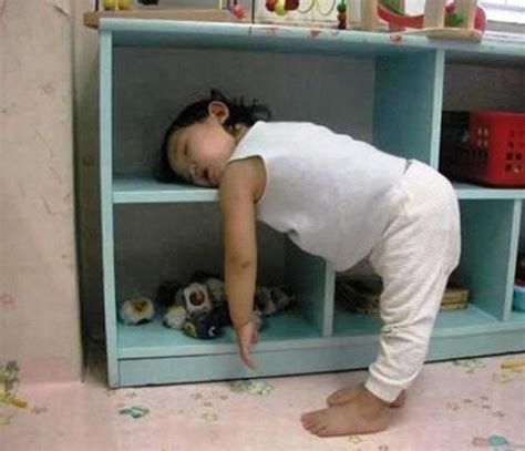 kids falling asleep in bizarre places Funny Babies, Funny Kids, Sleep Positions, Pastors Wife ...