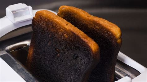 Eating burnt toast 'may increase cancer risk'