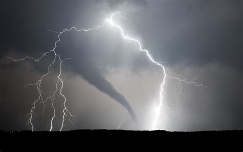 Así se forma un tornado