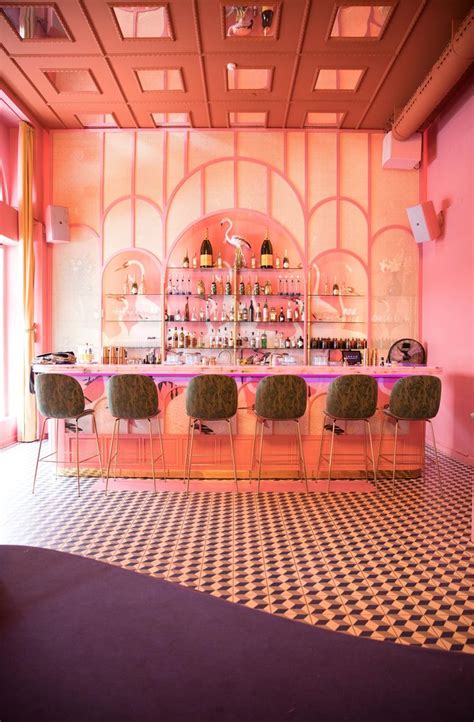 Nyåbnet: Kig ind i Københavns (måske) mest gennemførte cocktailbar | Beauty shop decor, Pink bar ...