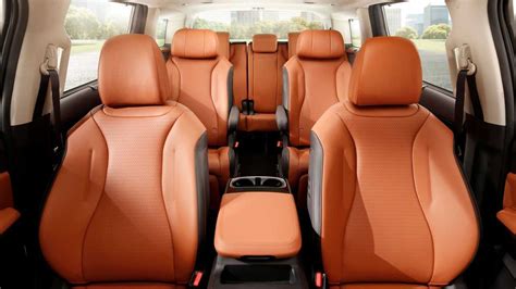 Get 35: Passenger Van 2021 Kia Sedona Images