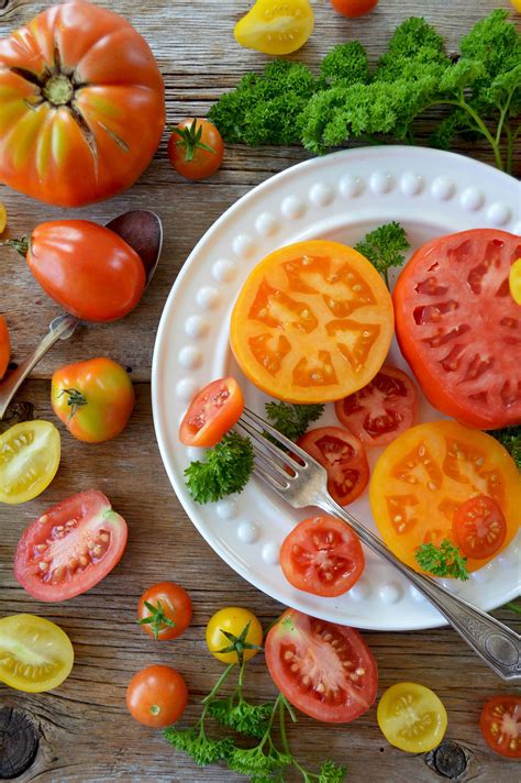 Delicious Garden-Fresh Sliced Tomato Pizza Recipe