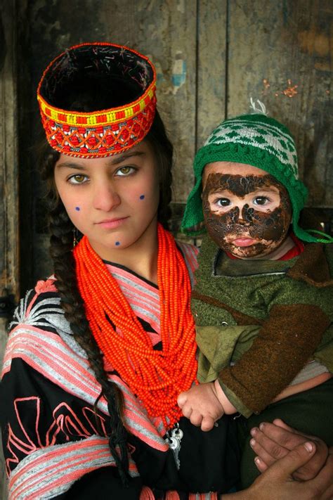 Kalash woman with child, Pakistan | Kalash people, Costumes around the world, People of pakistan