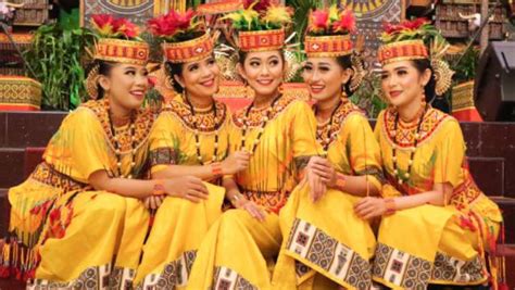 Pakaian Adat Wanita Toraja Disebut - Gifari News