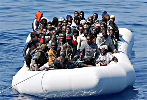 est100 一些攝影(some photos): Over 200 illegal migrants cram into a boat. 超過200名非法移民塞進一條船