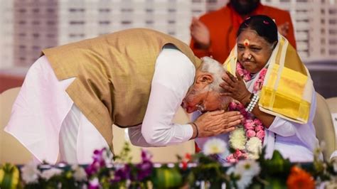 PM Modi meets Amritanandamayi Devi 'Amma' during inauguration of Amrita ...