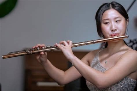 How To Hold A Flute Properly For Optimal Posture & Technique – My New ...