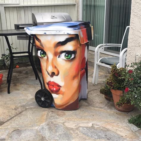 my friend painted a face on my trashcan. | Arte, Mobili, Cassonetti