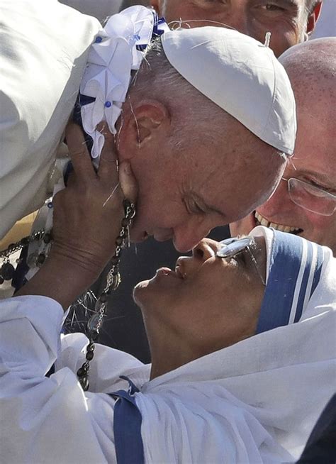 Pope hails volunteers on eve of Mother Teresa sainthood | Missionaries of charity, Mother teresa ...