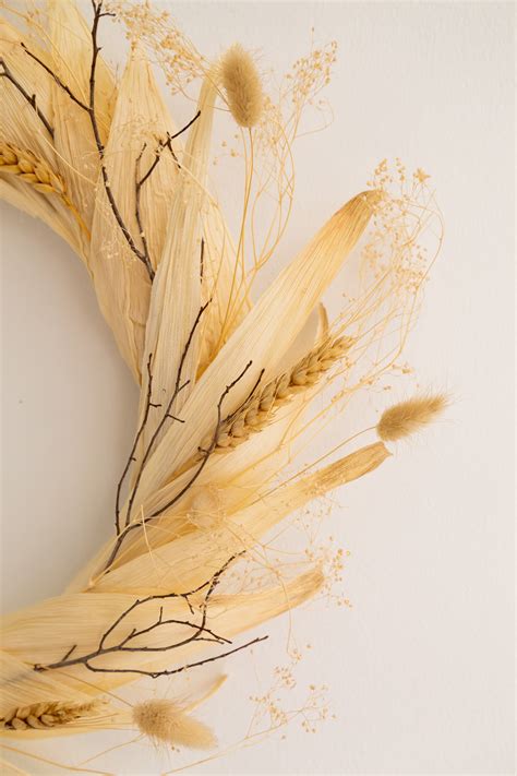 DIY Natural Corn Husk Wreath - Alice and Lois